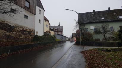 Bild: gi
Die relativ neue Durchgangsstraße in Burgtreswitz, eine Kreisstraße, muss im Rahmen der Baumaßnahme wieder aufgerissen werden.