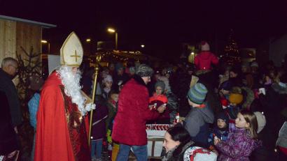 Archivbild: bey
Der Nikolaus verteilte mit Unterstützung von Knecht Rupprecht und Sonja Reichold Schokoladennikoläuse an die Kinder.
