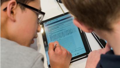 Symbolbild: Julian Stratenschulte/dpa
Im Zuge des Digitalpakts wurden Tablets für die Schule angeschafft.