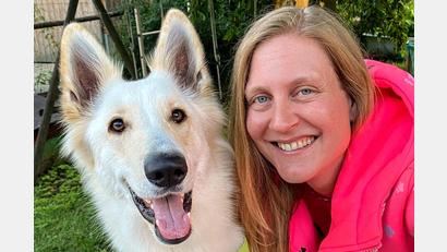 Bild: Mareike Braden
Die Schweizer Schäferhündin Caya, hier zusammen mit ihrer Besitzerin Mareike Braden, gehört als pädagogischer Begleithund jetzt zum Team des Kindergartens St. Jakobus in Hohenburg.