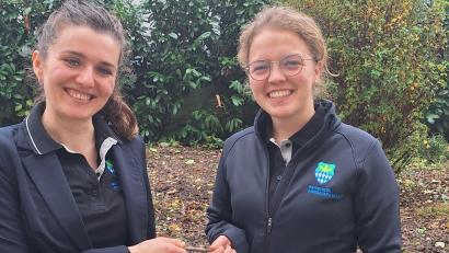 Bild: BJB
Magdalena Eisenmann (links) und ihre Nachfolgerin Walburga Puff. Die 23-jährige ist neue Vorsitzende der Bayerischen Jungbauernschaft.