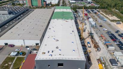 Bild: Armin Weigel
BMW nimmt das Batterietestzentrum in Wackersdorf in Halle 80 in Betrieb.