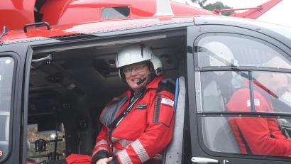 Bild: Gabi Schönberger
Letzter Einsatz mit Christoph 80. Mitte November war Dr. Jürgen Altmeppen noch einmal mit dem Rettungshubschrauber unterwegs. Nun hat er seinen Posten als Leiter der Notärzte abgegeben.