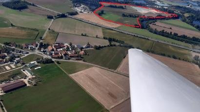 Bild[M]: Gradl
Die Luftaufnahme zeigt rot schraffiert das Abbaugebiet in der Naabschleife. Die Aufnahme wurde von einem Familienmitglied Martin Gradls gemacht und bearbeitet. Links im Bild das Dorf Asbach und recht oben der vorläufig genehmigte Kiesabbau..
