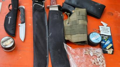 Bild: Bundespolizei
Diese Waffen und Drogen entdeckten Fahnder der Bundespolizei Waidhaus am Wochenende bei Grenzkontrollen an der A 6.