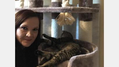 Bild: sei
Nadine Hummel kümmert sich mit der Katzenhilfe Kaltenbrunn ehrenamtlich um viele ausgesetzte Katzen oder Tiere aus schlechter Haltung. Sie finanziert das privat und ist mit der Katzenhilfe Kaltenbrunn auf Geldspenden oder auch Futterspenden angewiesen.