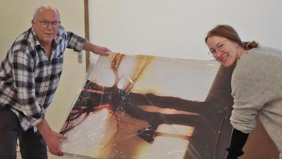 Bild: Rainer Sollfrank/exb
Norbert Grüner und Franziska Böll freuen sich auf ihre "Zusammenschau". Das Bild zeigt sie bei der Vorbereitung der Ausstellung im Begegnungs-Campus.