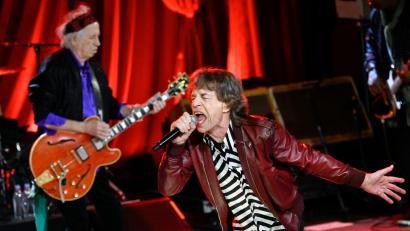 Bild: Evan Agostini/Invision/AP/dpa
Nach der Musik einer Rentnerband klingt „Hackney Diamonds“ wahrlich nicht. Auf ihrem neuen Album legen die drei verbliebenen Rolling Stones - Mick Jagger, Keith Richards und Ronnie Wood - eine Energie und Spielfreude an den Tag, die vielen halb so alten Musikern fehlen. Für Kollege Wolfgang Ruppert sind sie der Ursprung aller heutigen Rock-Musik.