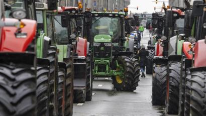 Symbolbild: Nicolas Maeterlinck/dpa
Landwirte demonstrieren am Mittwoch mit einer Protestfahrt bis nach Mittelfranken.