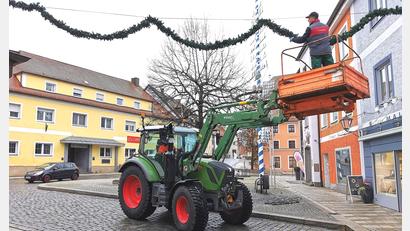 Bild: Portner
Das Bauhof-Team befestigt die Weihnachtsgirlanden in der Innenstadt von Oberviechtach.