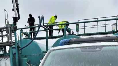 Bild: Zollfahndungsamt München/dpa
Zollfahnder ermitteln in einem Fall, bei dem 37 Millionen Liter Schmieröl zweckwidrig und unversteuert als Dieselkraftstoff verkauft worden sein sollen. Die Ermittler gehen von mindestens 18 Millionen Euro an Energiesteuer aus, die dem Staat entgangen sind. Unter den Beschuldigten befindet sich auch ein Amberger Unternehmer.