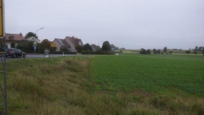 Bild: fz
Westlich der Ilsenbacher Straße in Püchersreuth soll das neue Baugebiet entstehen. Die Regierung der Oberpfalz sieht im Gegensatz zur Gemeinde den Bedarf nicht als gegeben.
