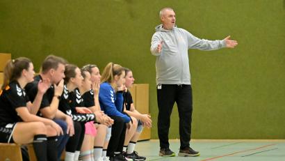 Archivbild: Hubert Ziegler
Roman Will, Trainer HG Amberg, muss seine Spielerinnen nach der Niederlage in Altdorf wieder aufrichten.