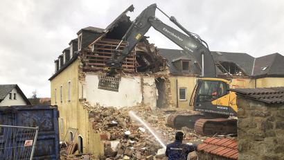 Bild: wro
Seit ein paar Tagen läuft der Abbruch des ehemaligen Gasthofs Fürstenhof in Fuchsmühl. Das beauftragte Unternehmen kommt gut voran.