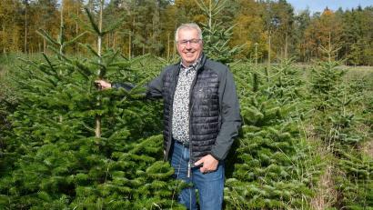 Bild: jr
Bernhard Waidhas inmitten seiner Christbaumkultur auf seinem Anwesen in Kleinbüchlberg. 2015 hat er hier die ersten Pflanzen gesteckt, jetzt nach neun Jahren gibt es eine erste Ernte.