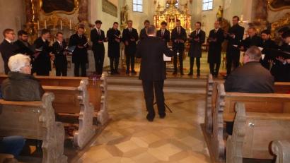 Bild: mad
In der Pfarrkirche „Maria vom Siege“ in Schwarzhofen bieten die Sänger des Velden Ensemble ein besonderes Konzert.
