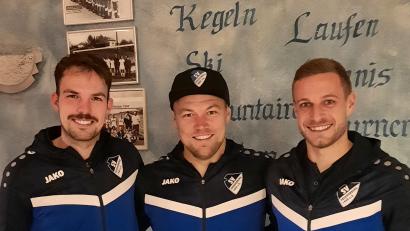 Bild: koa
Abteilungsleiter Patrick Meiler (Mitte) freut sich über die Vertragsverlängerungen der beiden Spielertrainer Michael Roith (links) und Sebastian Bauer beim SV Freudenberg.