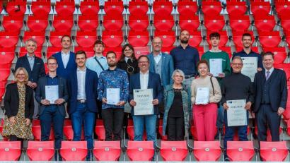 Bild: Uwe Moosburger/altrofoto.de
Die besten Auszubildenden des IHK-Prüfbezirks Amberg-Sulzbach erhielten im Regensburger Jahnstadion ihre Urkunden. Mit auf dem Bild sind auch Vertreter der IHK und der jeweiligen Ausbildungsbetriebe zu sehen.