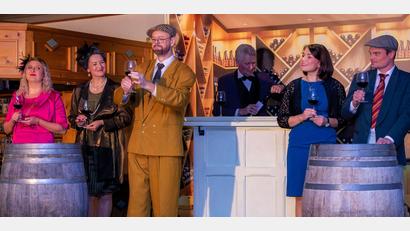 Bild: gio
Das Ensemble der Freudenberger Bauernbühne, hier bei der verhängnisvollen Weinprobe, führt den Dinner-Krimi „Teufelsbrut“ auf.
