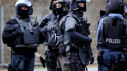 Symbolbild: Marius Becker/dpa
Polizei-Spezialkräfte rückten in Sulzbach-Rosenberg an.