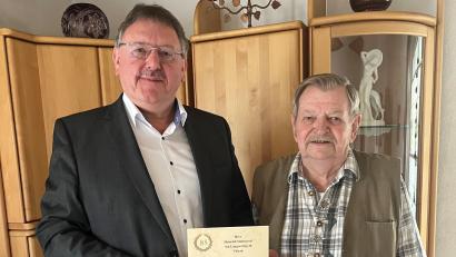 Bild: Stefanie Gradl
Bürgermeister Hans-Martin Schertl (links) überbringt dem Jubilar Heinrich Stubenvoll zum 85. Geburtstag die Glückwünsche der Stadt Vilseck.