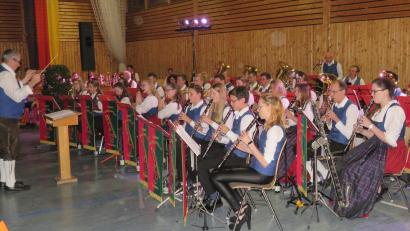 Bild: adj
Musikalisches Highlight kurz vor dem Advent: Die Jugendblaskapelle Parkstein tritt in der Witron-Sporthalle auf.