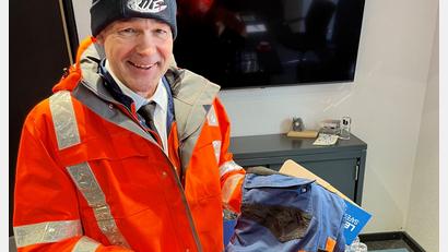 Bild: Anke Fähnrich/Landratsamt Wunsiedel/exb
Die Warn- und Schutzkleidung liegt bereit: Am Freitag wird Landrat Peter Berek in Marktredwitz Biotonnen leeren.