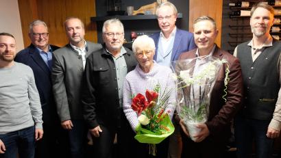 Bild: do
Mit Blumen und dem Glaspokal der Stadt ehrt Bürgermeister Marcus Gradl (Zweiter von rechts) die Eschenbacher Sportlegende Hannelore Ott. Viel Anerkennung erhielt auch Ehemann Karl (Vierter von links). Es gratulieren (von links) Michael Brüchner, Udo Müller, Bernd Miedl, Harald Olschner und Dominik Klüter.