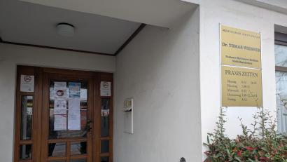Bild: pz
Die Praxis von Dr. Tomáš Wiesner in der Josef-Wiesnet-Straße in Waldsassen ist seit einigen Tagen geschlossen – aber nur vorübergehend, so der Arzt im Gespräch mit Oberpfalz-Medien.
