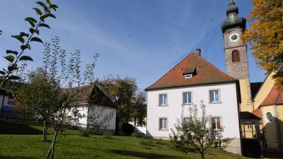 Archivbild: le
Bald ausgedient hat das Nebengebäude zwischen dem katholischen Pfarrhof und dem Kindergarten St. Johannes Maria Vianney (Bild links). Im Frühjahr nächsten Jahren steht der Abbruch des Gebäudes bevor.