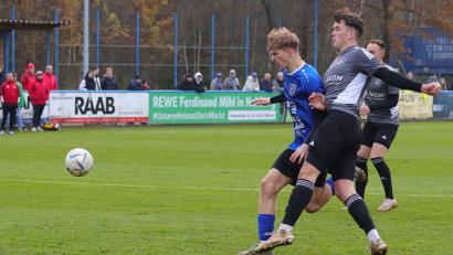 Bild: war
Johannes Janker (blaues Trikot) wird in dieser Szene vom Grafenwöhrer Bachmeier gefoult.