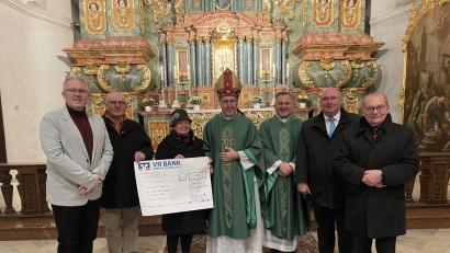 Bild:  Stephan Weiß
Ein nicht alltägliches Bild aus der Pfarrkirche St. Georg in Amberg: Michael Suttner, Franz Hirmer und Maria Paulus (von links) überreichen Bischof Czeslaw Kozon (Mitte) aus Kopenhagen im Beisein von (weiter von links) Pfarrer Markus Brunner, Michael Koller und Franz Eller einen Scheck.