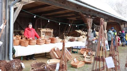 Bild: Felix Schäffer/exb 
Ein Wintermarkt findet im Stiftlanddorf im Freilandmuseum Oberpfalz statt.