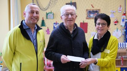 Bild: Klinikum/Uschold
Über die Spende von Dieter Dörner (Mitte) freuten sich die Vertreter von Flika, Vorsitzende Margit Meier und Kassier Oskar Schmidt.
