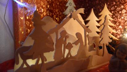Bild: bey
Holz- und Schnitzarbeiten wie diese Weihnachtskrippe als Schattenspiel sollen heuer der Schwerpunkt in den Pleysteiner Weihnachtsfenstern sein.
