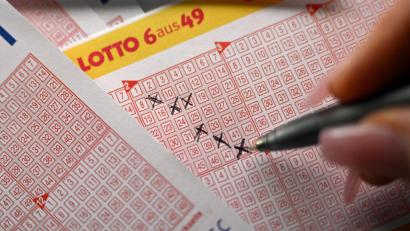Symbolbild: Federico Gambarini/dpa
Ein Oberfranke hat 1,6 Millionen Euro im Lotto gewonnen.