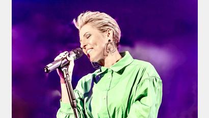 Bild: Adrian Bedoy/exb 
Alexandra Hofmann singt und moderiert den Abend in der Stadthalle in Neustadt/WN.