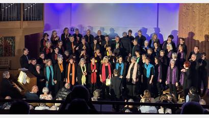 Bild: Rainbow-Chor, Buchberg/CH
Der Rainbow-Chor aus Buchberg in der Schweiz feiert sein 20-jähriges Bestehen. Der Schnaittenbacher Chor Happy Voices bereichert das Programm. Zwei gemeinsam gesungene Lieder bilden den Abschluss des Konzertnachmittags.