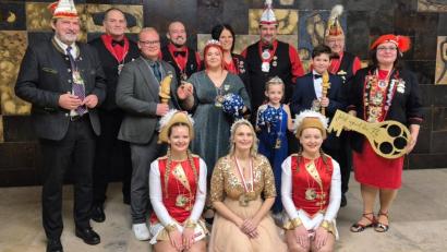 Bild: Stephanie Wisgickl /exb
Die neuen Prinzenpaare und das Präsidium der FG Nabburg sind auf dem Foto mit dem Bürgermeister zu sehen.