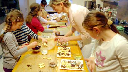 Bild: do
Mit einem großen Andrang ist wieder in der "Weihnachtsbäckerei" zu rechnen. Unter Anleitung von Hauswirtschaftsmeisterin Jutta Bundscherer dürfen die Kinder nach Herzenslust Plätzchen backen.