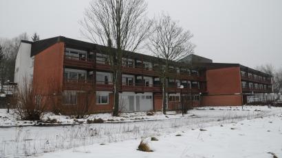 Bild: bey
In das ehemalige BRK-Haus "Am Sonnenhang" sollen 80 Geflüchtete einziehen. So sieht es das Landratsamt Neustadt/WN vor.