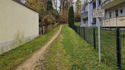 Bild: Tobias Gräf
Über diesen Fußgänger-Schotterweg könnten die Einbrecher in der Nacht schnell laufend geflohen sein. Der Pfad verbindet den Parkplatz Bayreuther Straße mit der Renner-Seitz-Straße, wo Anwohner in der Tatnacht verdächtige Geräusche hörten.