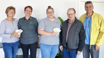 Bild: Petra Kummer/exb
Der Erlös der Tombola der Tremmersdorfer Gaststätte Schmid ist im HPZ Irchenrieth übergeben worden. Von links nach rechts: Brigitte Krause, Hildegard Schmid, Barbara Meyer, Andreas Steinl und Max Hohlrüther.