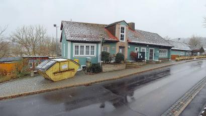 Bild: bsc
Integriert in den Friedenfelser Kindergarten (im Bild rechts und links im Hintergrund) wird im nächsten Jahr das alte Rathaus (Mitte).