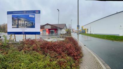Bild: Gabi Schönberger
Das Schild kündigt es schon seit einer Weile groß an: In der Robert-Bosch-Straße wird am Standort des ehemaligen Netto-Marktes (links) eine Aldi-Filiale entstehen, nachdem Netto rechts daneben neu gebaut hat. Wie Aldi Süd bestätigt, wird die jetzige Aldi-Filiale in der Unteren Bauscherstraße hierher in den Neubau umziehen.