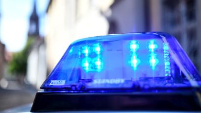 Symbolbild: Patrick Seeger/dpa
Die Polizei warnt vor unangepasster Geschwindigkeit bei winterlichen Bedingungen.