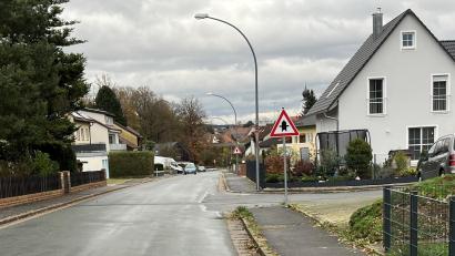Bild: Stefanie Gradl
Von Reisach kommend fließt das Oberflächenwasser in die Straße Wintergraben in Schlicht und kann bei entsprechender Menge nicht vom Kanalsystem aufgenommen werden.