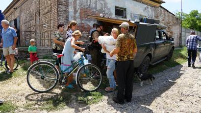Bild: Humanitas in centro
Die Organisation "Humanitas in centro" versorgt ukrainische Dorfbewohner in der Nähe der Front mit Hilfsgüter. Im August wurden die Helfer mit einer Drohne angegriffen.