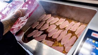 Symbolbild: Axel Heimken/dpa
So sieht es aus, wenn in einer Großküche Putenschnitzel zubereitet werden. Nach dem Fall im Landkreis Schwandorf mit Keimen in einem Tortellini-Gericht bauen Verantwortliche in Einrichtungen mit sensiblen Kunden auf konsequente Einhaltung von Richtlinien, neue Konsequenzen gibt es nicht.