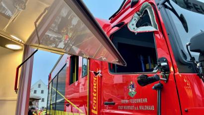 Bild: Gabi Schönberger
Am Feuerwehrfahrzeug sind Schäden nach dem Unfall zu sehen.